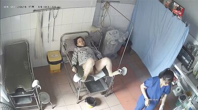 稀有❤️黑客破解医院妇产科监控摄像头❤️完美正面角度高清偷拍几个孕妇 ❤️最美年轻孕妇 阴蒂清晰可见 (19)