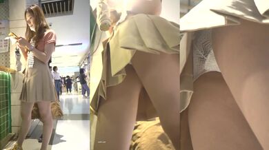 偷窥漂亮小姐姐 妹子站在等奶茶低头玩手机 骚逼随便抄 透明蕾丝小内内逼毛清晰可见