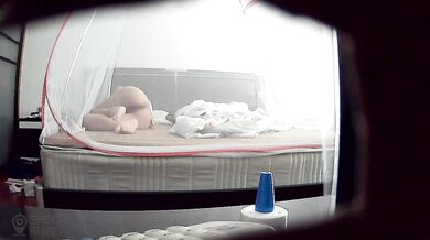 稀缺资源秘 年度精选二黑客破解家庭摄像头真实偸拍五花八门的居家隐私生活裸奔换衣打炮高清无水原档 (13)